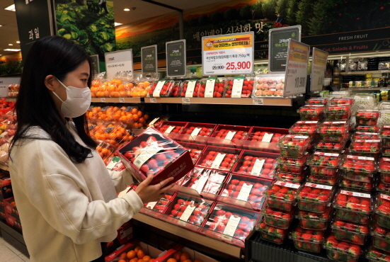 NSP통신-성수점 딸기 매장 (이마트 제공)