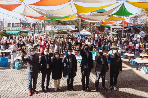 NSP통신-지난 27일 열린 오색시장 김장행사에서 장인수 오산시의회 의장(오른쪽 세번째)과 및 참석자들이 기념촬영을 하는 모습. (오산시)