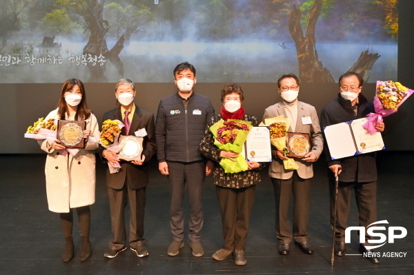 NSP통신-한국교통장애인협회청송군지회는 지난 11월 30일 청송문화예술회관 대공연장에서 2021 청송군 교통안전 결의대회 및 캠페인을 개최했다. (청송군)