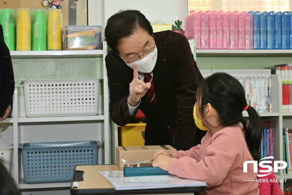 NSP통신-임종식 경상북도교육감은 1일 예천초등학교를 방문해 초등돌봄전담사 부분 파업에 따른 돌봄교실 운영 현황을 점검하고 학교 관계자에게 돌봄 공백 최소화를 당부했다고 밝혔다. (경상북도교육청)
