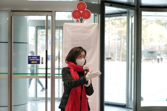 NSP통신-사랑의 온도탑 제막식에서 은수미 성남시장이 인사말을 하고 있다. (성남시)