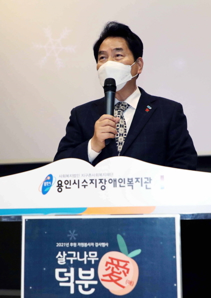 NSP통신-2일 용인시수지장애인복지관 살구나무의 밤에서 백군기 용인시장이 후원자와 자원봉사자에게 감사인사를 하고 있다. (용인시)