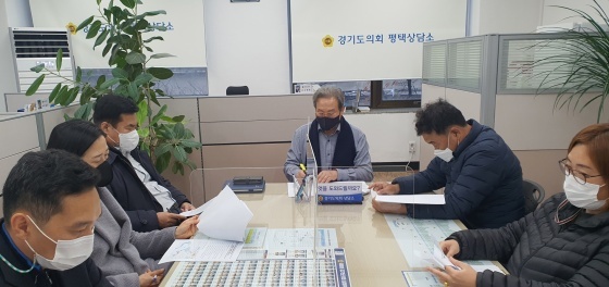 NSP통신-지난달 30일 경기도의회 평택상담소에서 오명근 도의원이 평택 고평지구 주택개발에 따른 학생 학교 배치 계획과 관련해 정담회를 개최했다. (경기도의회)