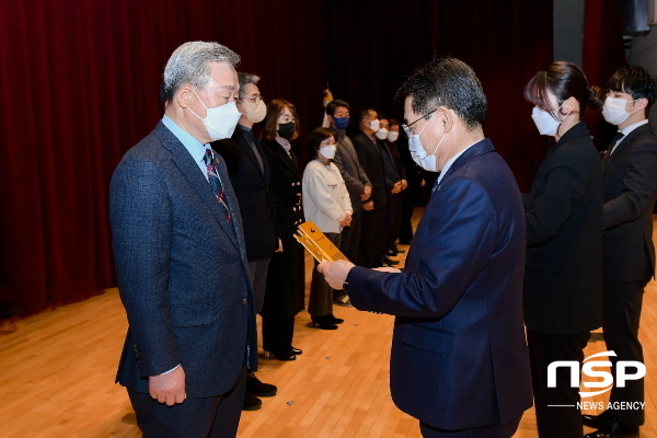 NSP통신-권오봉 여수시장이 2일 여수문화홀에서 열린 직원 정례회에서 2021년 여수시 자랑스러운 기업인으로 선정된 문상봉 대광솔루션 대표에게 시상하고 있다. (여수시)