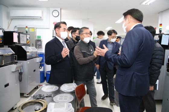 NSP통신-2일 최대호 안양시장이 영상감시 시스템 전문 기업 아이엔아이를 현장 방문하고 있다. (안양시)