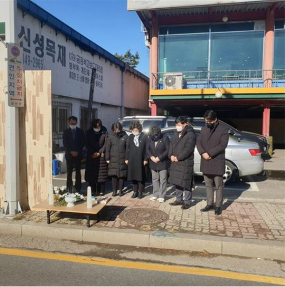 NSP통신-안양시의회 김경숙 도시건설위원장을 비롯한 위원들이 전력관 매설공사의 사망사고 현장을 방문해 추모하고 있다. (안양시의회)