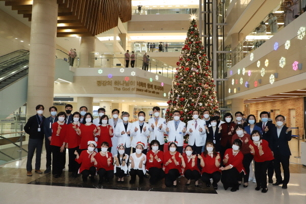 NSP통신-성탄 트리 점등식 기념 단체사진 (계명대학교 동산병원)