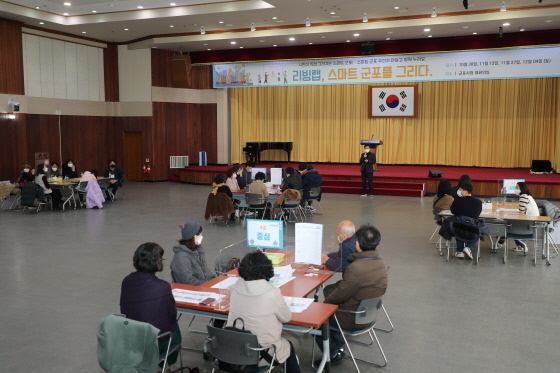 NSP통신-군포시 시민리빙랩 워크숍에서 한대희 시장(연단 앞)이 인사말을 하고 있다. (군포시)