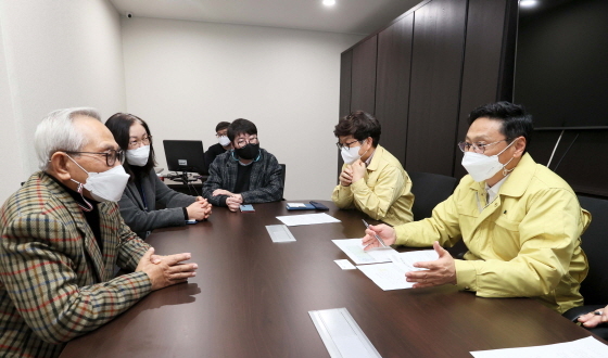 -6일 관내 노인주거시설인 스프링카운티자이를 방문한 오후석 용인시 제1부시장이 방역상황을 점검하고 관계자들과 이야기를 나누고 있다. (용인시)
