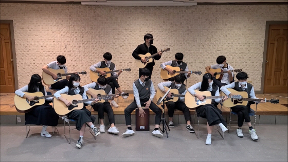 NSP통신-수원시의 1학생 1악기 뮤직스쿨 지원으로 기타를 배운 삼일공고 학생들의 연주 모습. (삼일공업고등학교)