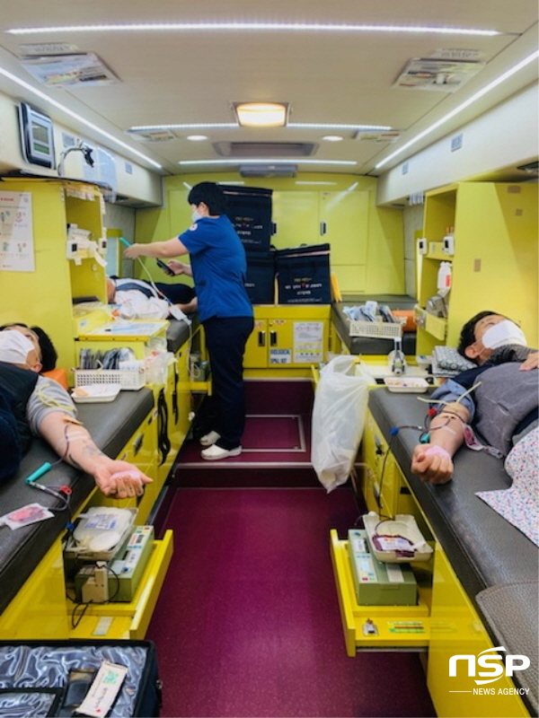 NSP통신-경상북도교육청은 7일 제1주차장에서 본청 직원들을 대상으로 사랑의 헌혈 행사를 했다. (경상북도교육청)