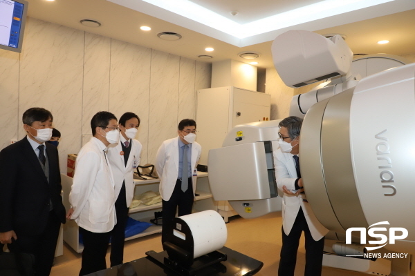 NSP통신-최신형 방사선치료기를 둘러보는 동산병원 관계자들 (계명대학교 동산병원)