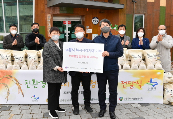 NSP통신-9일 유문종 제2부시장(오른쪽)과 관계자들이 전달식 후 기념촬영을 하고 있다. (수원시)