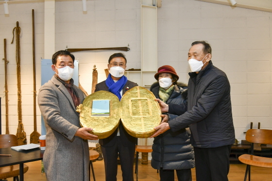 NSP통신-김포는 오늘도 안녕합니다 출간회에서 정하영 김포시장(왼쪽 두번째)을 비롯한 관계자들이 기념촬영을 하고 있다. (김포문화재단)