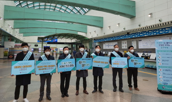 -10일 인천터미널역에서 안세창 수도권대기환경청장(가운데)과 정일봉 인천교통공사 기술본부장(왼쪽 세번째)이 인천교통공사와 합동으로 미세먼지 계절관리제 동참 캠페인을 펼치고 있다. (