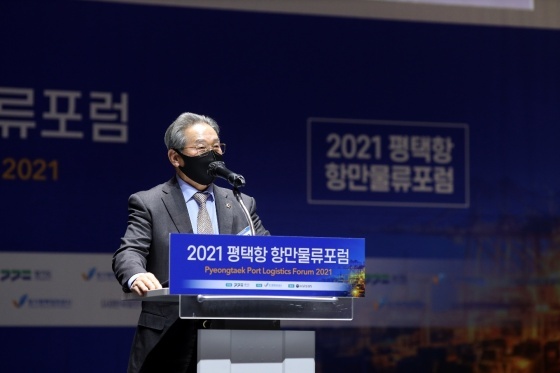 NSP통신-수원컨벤션센터에서 열린 2021 평택항 항만물류포럼 행사에서 오명근 경기도의원이 축사를 하고 있다. (경기도의회)