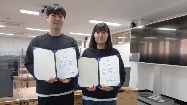 NSP통신-대구가톨릭대 인공지능·빅데이터공학과 학생 2명이 한국정보기술학회 주최 2021년 한국정보기술학회 추계 대학생 논문경진대회에서 은상을 각각 수상했다. 사진 왼쪽부터 권성수, 박수진 학생. (대구가톨릭대학교)