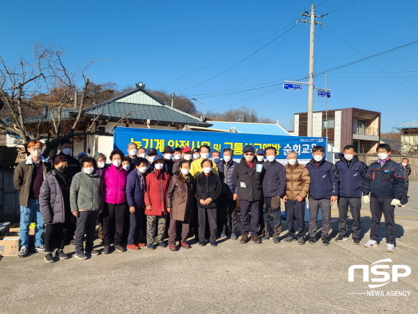 NSP통신-영양군농업기술센터에서는 14일부터 오는 16일까지 차량이동이 많은 위험도로주변 마을주민 50여 명을 대상으로 3일간(150명) 농기계안전사용 방법과 교통사고 예방교육을 현장에서 실시한다. (영양군)