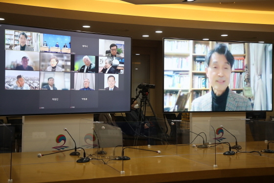 NSP통신-13일 시청 종합상황실에서 정책고문과 현안에 대한 토론 등을 위한 회의가 온라인으로 진행되고 있다. (평택시)