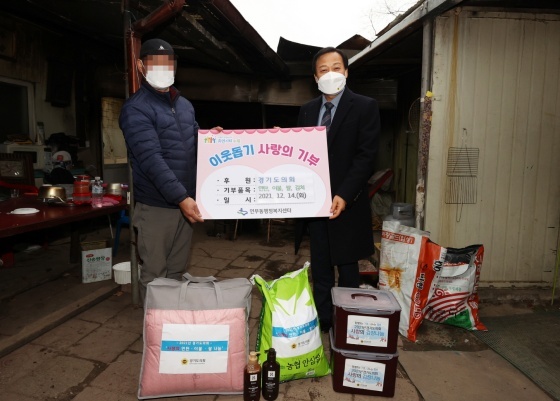 NSP통신-14일 수원 소재 홀몸 어르신 가정을 방문한 수원시자원봉사센터 관계자와 장현국 도의장이 이불,김치 등 격려품을 전달했다. (경기도의회)