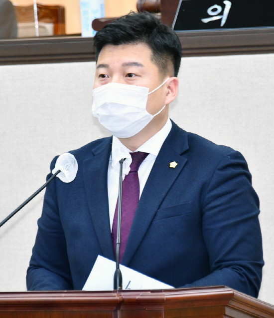 NSP통신-여수시의회 고용진 의원이 제215회 정례회에서 발언하고 있다. (여수시의회)