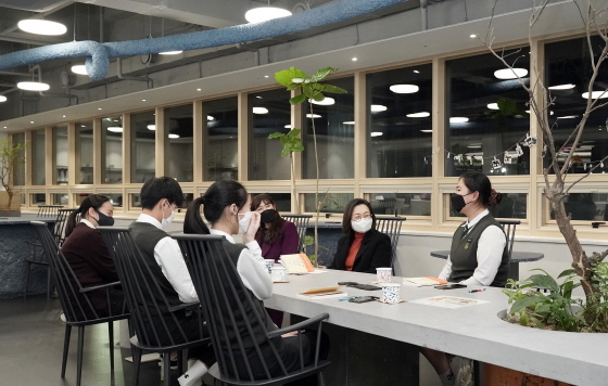 NSP통신-15일 은수미 성남시장이 송림고 독서동아리 학생들과 독서토론을 하고 있다. (성남시)