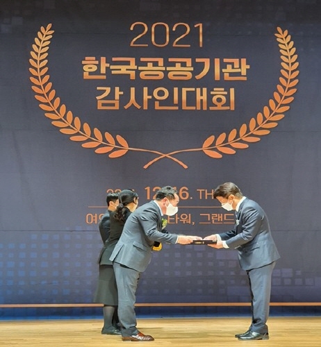 NSP통신-노융기 주택도시보증공사 상근감사위원(오른쪽)이 한국공공기관감사협회로부터 최고감사인상을 수상하는 모습 (HUG)
