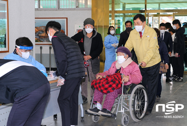 NSP통신-주낙영 경주시장이 시민운동장 선별진료소에서 시민들을 안내하고 있다. (경주시)