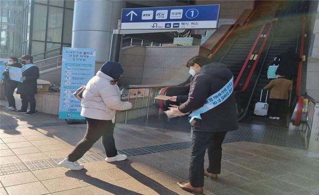 NSP통신-안세창 수도권대기환경청장이 수원역에서 미세먼지 저감을 위한 생활 속 실천요령이 기재된 홍보물을 시민들에게 나눠주고 있다. (수도권대기환경청)