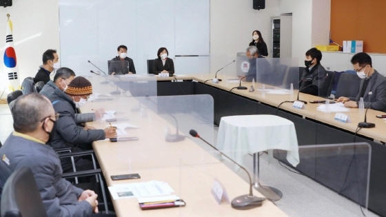 NSP통신-17일 공도읍행정복지센터에서 김보라 안성시장이 안성교육지원청 관계자들과 공도지역 학교신설과 관련해 6차 회의를 진행하고 있다. (안성시)