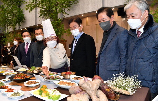 NSP통신-경상북도농업기술원은 20일 안동 그랜드호텔에서 농가맛집 특화밥상 프로젝트 품평회를 열고 지역의 다양한 특산물을 활용해 1시군 1특화밥상을 개발했다고 밝혔다. (경상북도)