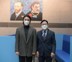 [NSP PHOTO]아티스트 배드보스, 오산시에 18세기 어느 두화가 작품 기증