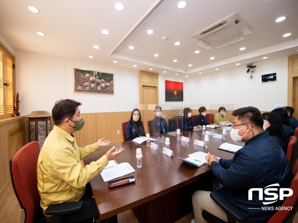 NSP통신-이희진 영덕군수는 지난 20일 복지관련 당면 주요현안을 공유하고 복지업무를 수행하는 담당직원들의 애로사항을 청취·격려하기 위해 개최된 군수님과 함께하는 민원담당 공무원 소통 간담회에 참석해 직원들과 진솔한 대화의 자리를 가졌다. (영덕군)