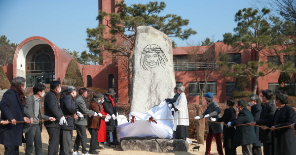 NSP통신-대구가톨릭대는 21일 교내 교목처 성당 앞 정원에서 희망의 예수 축복식을 가졌다. 사진은 행사 참석자들이 제막하고 있다. (대구가톨릭대학교)