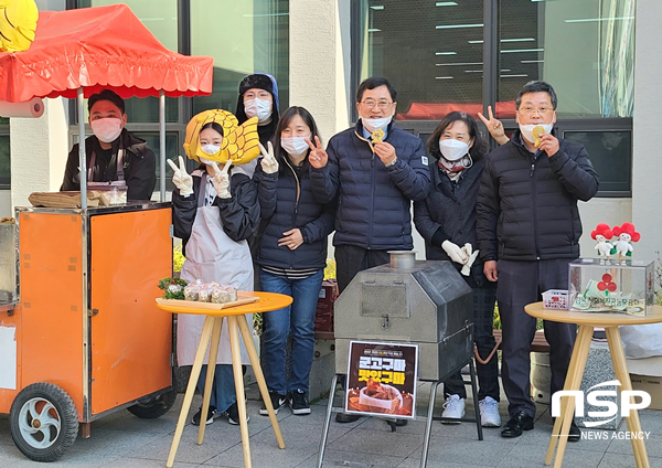 NSP통신-경주시 공보관 직원들 붕어빵·군고구마 팔아 이웃사랑 실천 모습. (경주시)