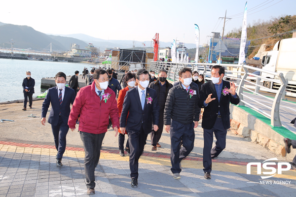 NSP통신-23일 양남면 수렴항에서 개최된 수렴항 어촌뉴딜300 사업 준공식에서 참석자들이 주변을 둘러보고 있다.(좌로부터 주낙영 경주시장, 문성혁 해양수산부 장관, 이철우 경북도지사) (경주시)