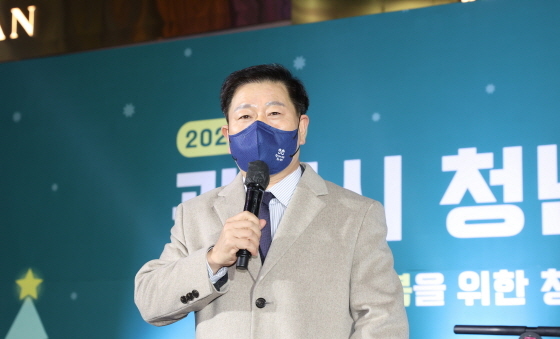 NSP통신-23일 철산상업지구 광장에서 열린 청년힐링콘서트에서 박승원 광명시장이 발언하고 있다. (광명시)