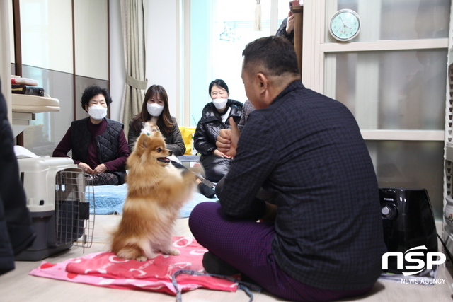 NSP통신-이웅종 교수와 둥글개봉사단이 독거노인 가정을 방문해 치유견의 재롱을 선보이고 있다. (김종식 기자)