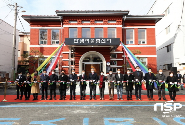 NSP통신-예천군은 27일 김학동 예천군수, 예천군의회 김은수 의장, 관련 단체 및 예천읍 도시재생 주민협의체 회원 등 50여 명이 참석한 가운데 도시재생 뉴딜사업 중 공동체 활성화를 목표로 추진한 단샘어울림센터 개관식을 개최했다. (예천군)