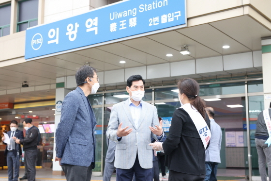 NSP통신-김상돈 의왕시장이 의왕역 현장점검을 하고 있다. (의왕시)
