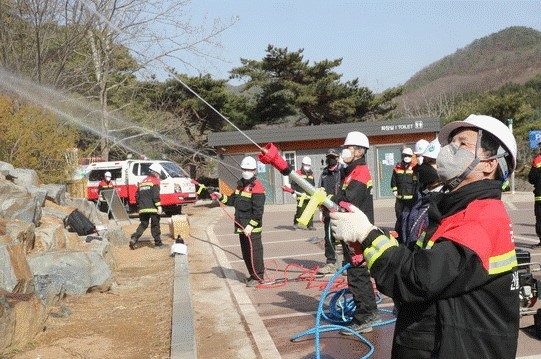 NSP통신-한대희 시장(오른쪽 첫번째)이 산불전문예방진화대원들과 함께 산불진화 훈련을 하고 있다. (군포시)