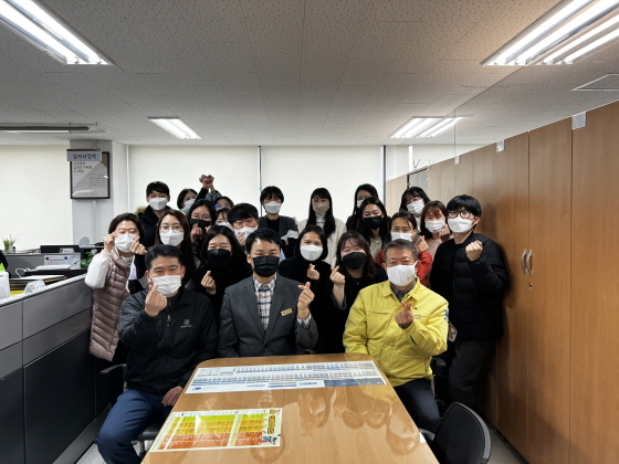 NSP통신-김포시가 올해 일자리경제 분야에서 괄목할 만한 다양한 성과를 거두며 9점의 표창장을 쏟아냈다. 사진은 일자리정책과 단체사진. (김포시)