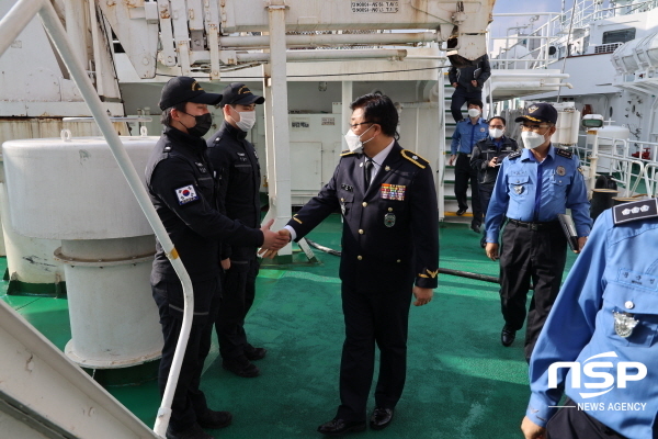 NSP통신-강성기 동해지방해양경찰청장이 1510함을 방문해 직원들을 격려하고 있다. (포항해양경찰서)