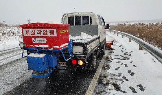 NSP통신-▲보령시가 겨울철 도로 제설작업에 총력을 다하고 있다. (보령시)