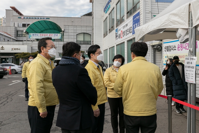 NSP통신-오병권 경기도지사 권한대행이 코로나19 선별검사가 진행되는 광주시보건소를 방문해 관계자들을 격려하고 있다. (경기도)