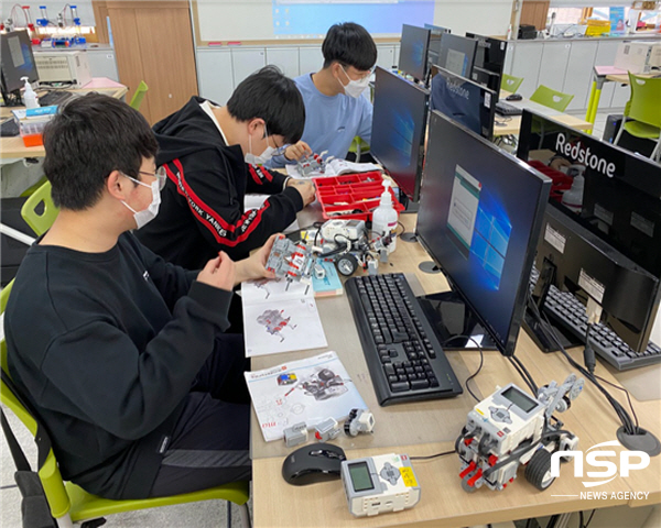 NSP통신-경상북도교육청은 2022년에 인공지능(AI)교육 선도학교를 53교에서 91교로 대폭 확대하고, 메타버스 선도학교 5교와 인공지능(AI)교육 연구학교 2교도 신규 선정해 운영한다고 밝혔다. 칠곡 석적교의 EV3활용한 자율주행자동차 제작 활동 (경상북도교육청)