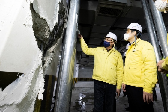 NSP통신-경기 고양시 일산동구 마두동 지반침하 및 건물 붕괴위험 현장 점검하는 오병권 경기도지사 권한대행. (경기도)