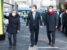 [NSP PHOTO]최승재 안내받은 윤석열, 소상공인·자영업자 현장점검서 정부의 불공정 방역 대책 질타