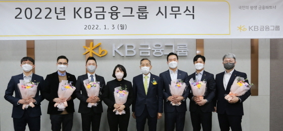 NSP통신-윤종규 KB금융 회장(가운데)이 올해의 KB 스타상(Star賞)을 수상한 직원들과 함께 기념촬영을 하고 있다. (KB금융그룹)