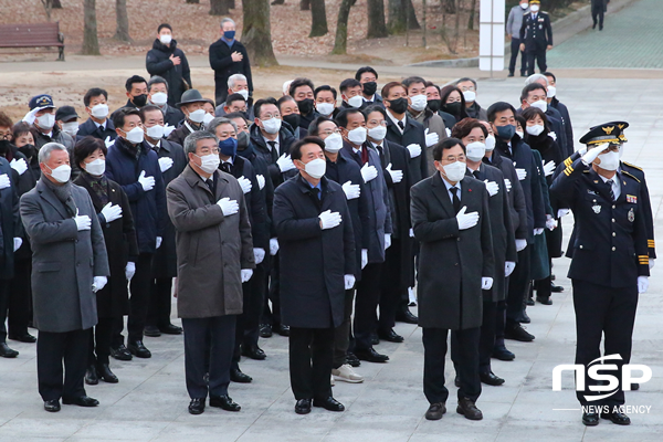 NSP통신-주낙영 경주시장 충혼탑 참배 모습. (경주시)